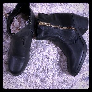 Semi new, black boots #G GUESS